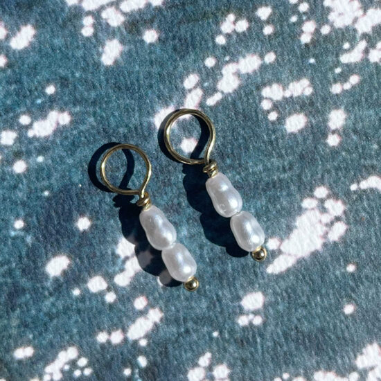 pair of charms gold (chunky): double white pearl elongated